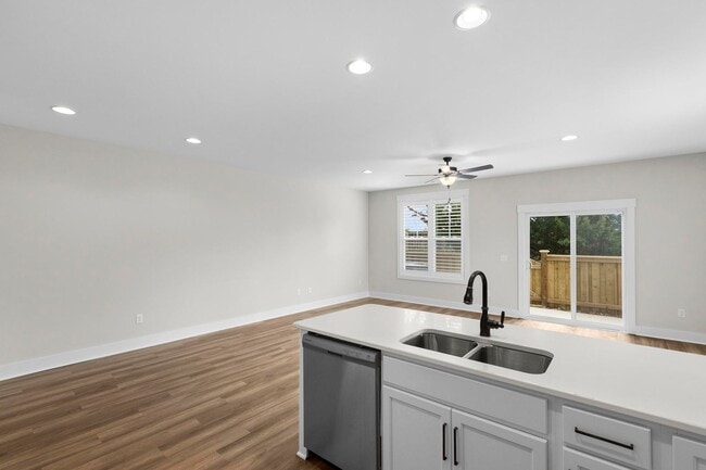 Building Photo - Townhome in Hampstead!