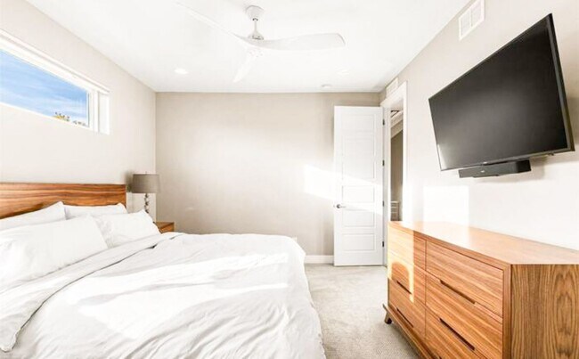 Building Photo - Beautiful 4 bedroom 3 bathroom property in Jefferson Park Denver