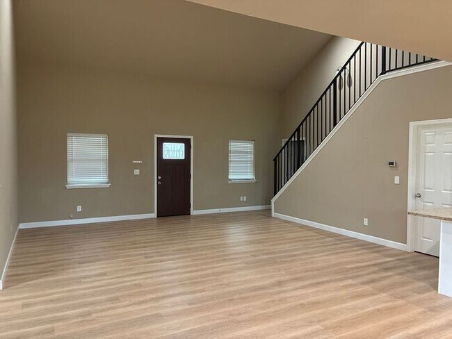 Building Photo - 5BR/3BA w/ Front Yard + Assigned Parking in Kingsbury, TX