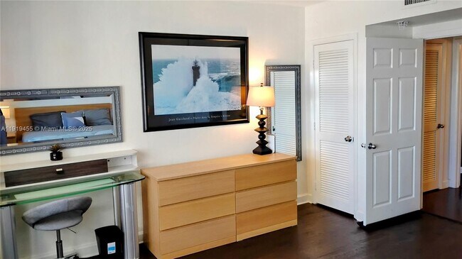 Building Photo - 1500 Bay Rd