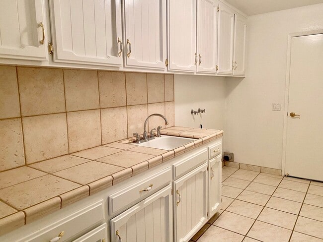 Building Photo - $2,250 Armstrong & Sierra, Beautiful 3 Bed...