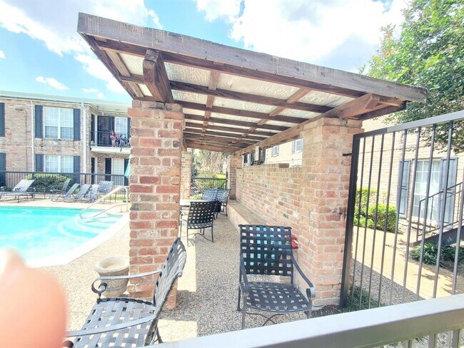 Building Photo - 6410 Del Monte Dr