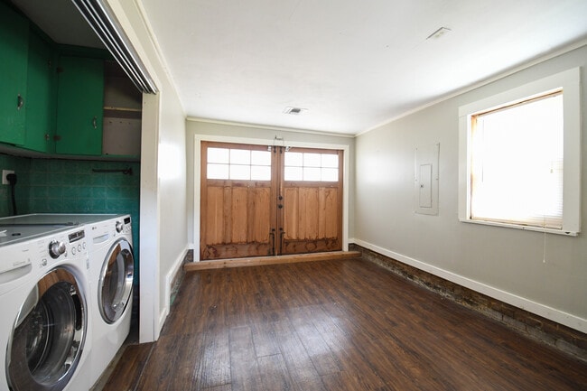Building Photo - 402 Orion Ave