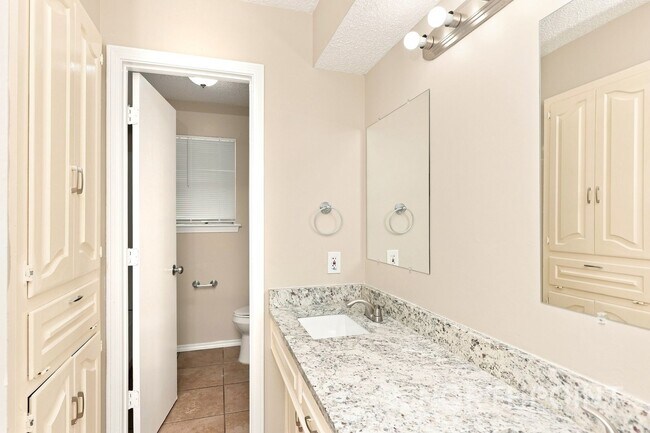 Building Photo - 3-Bedroom, 2 Bath Single Family for Rent in Dallas, TX | Front yard & Modern Kitchen