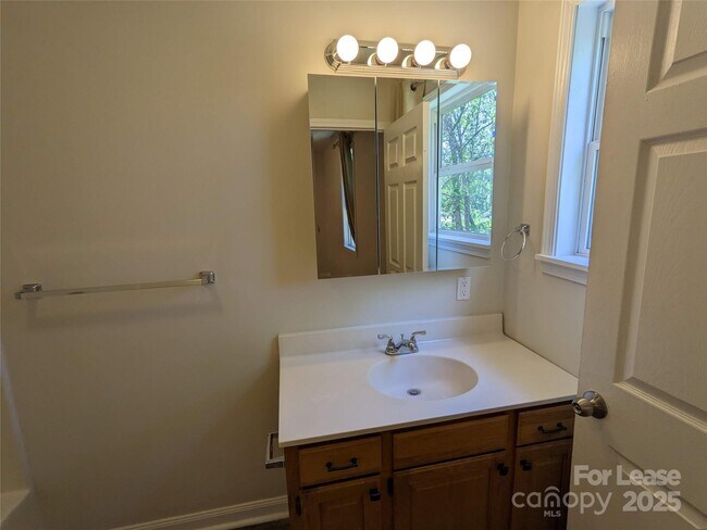 Building Photo - 25.5 Woodrow Ave