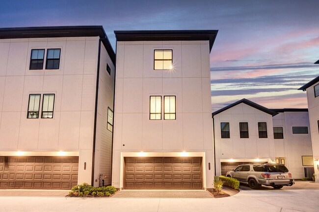 Building Photo - 3BR, 3.5BA Townhome with Balcony, Yard & D...
