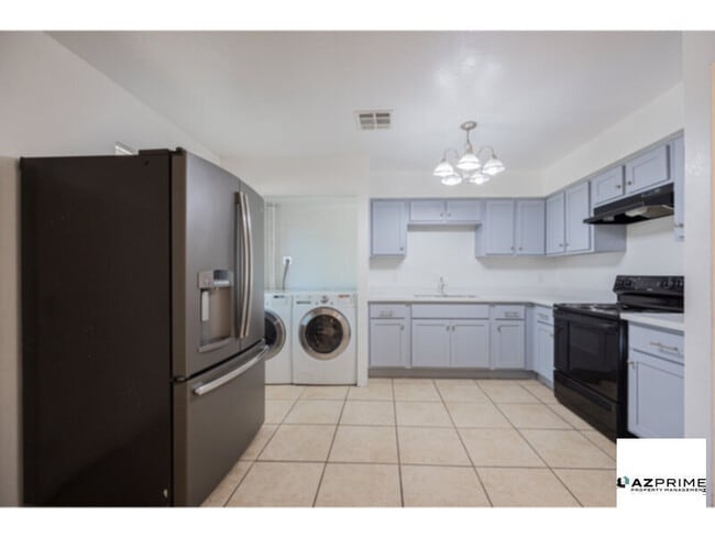 Building Photo - Step into this inviting 3/1 Phoenix Apartm...