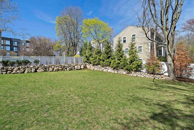 Building Photo - 144 Linden St