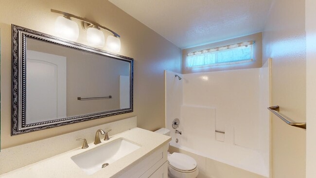 Building Photo - 2 Bed/2 Bath, Centrally Located in Brea!