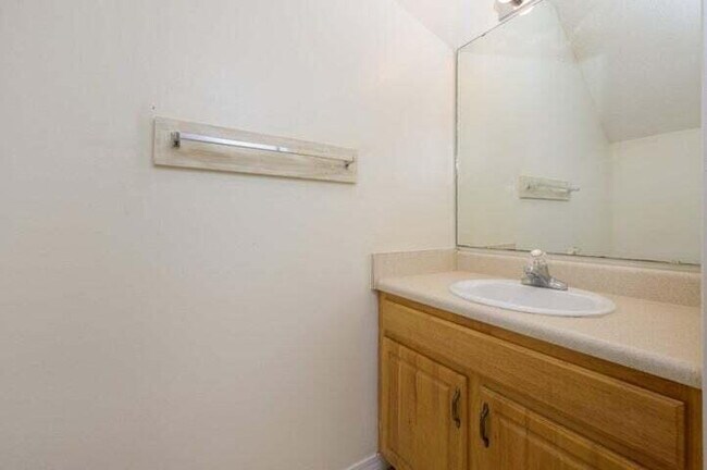 Building Photo - Move in ready Townhome in Fort Walton Beach close to Eglin AFB!