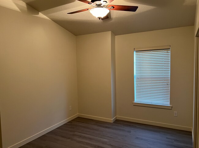 Building Photo - 635 NE Garswood Ln