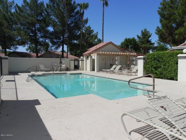 Building Photo - 1120 N Val Vista Dr