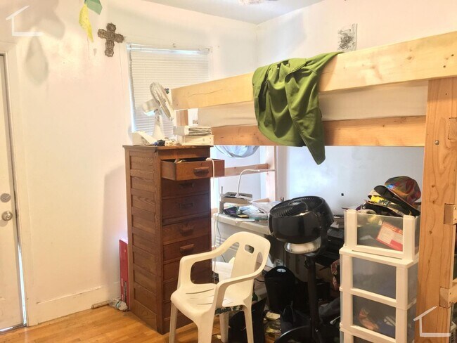 Building Photo - No Brokers Fee, Large Unit Walking Distance to BU. Large Deck, Laundry, Eat-in Kitchen, Lots of S...