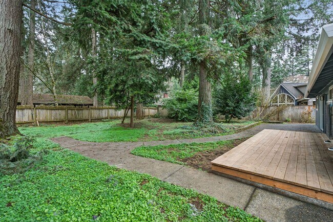 Building Photo - Updated 4BD Lake Oswego Home - Prime Location