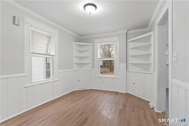 Building Photo - 393 Huntington St