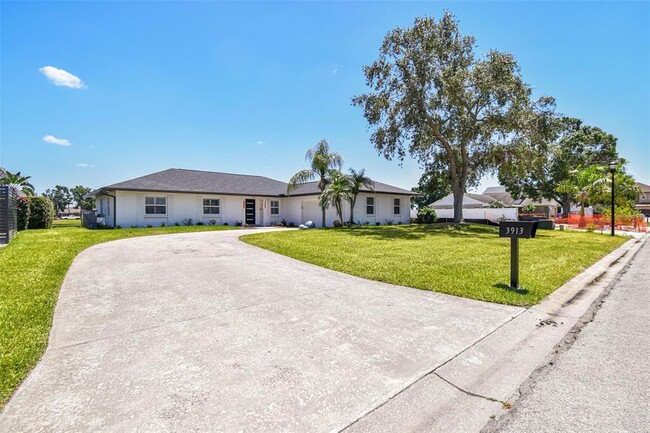 Building Photo - 3913 Fontainebleau Dr