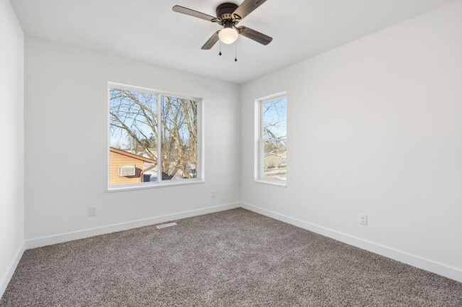 Building Photo - Brand New 3 Bedroom 2 1/2 bath - 2 Level Town House Condo in Hiawatha