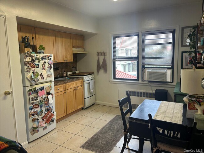 Building Photo - 417 W Broadway