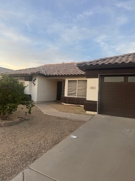 Building Photo - 922 E Gary Ln