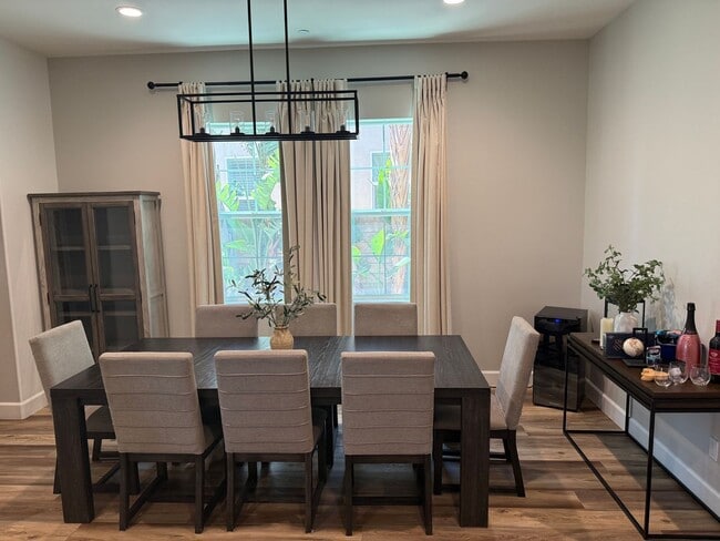 Building Photo - Home in Gated Five Knolls Community | 5 Bedrooms