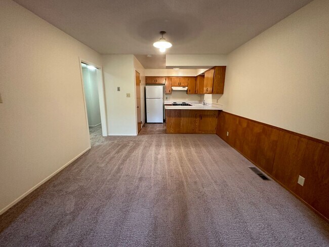 Building Photo - 3 Bedroom 2 Bathroom Duplex in Greenhaven