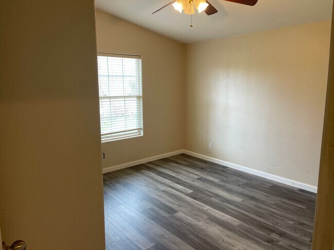 Building Photo - Large Lot, Home and Shop