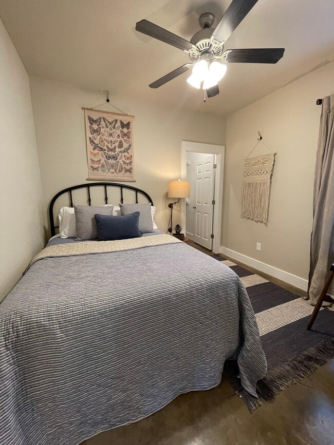 Building Photo - 3301 Belmont Dr