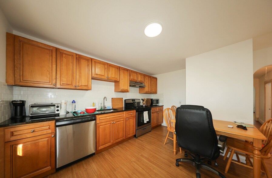 Primary Photo - 17 Princeton St