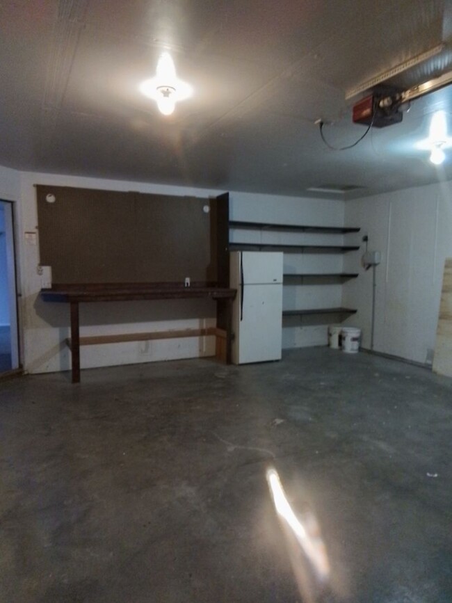 Building Photo - 4 bedroom: Super Clean with new carpet and...