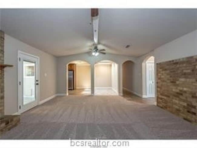 Building Photo - Updated 4 Bed, 2 Bath with Spacious Rooms!