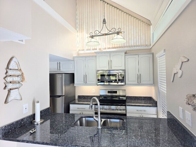 Building Photo - Waterfront condo with community pool!