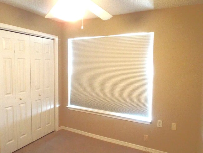 Building Photo - 2BR/1BA with Fenced Yard – Lawn Care Inclu...