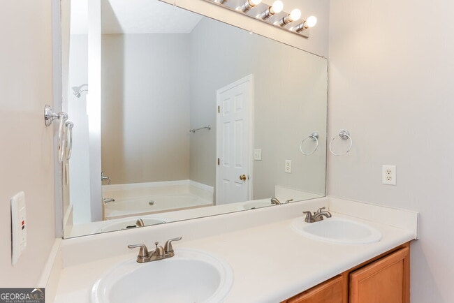 Building Photo - 7470 Royale Ct