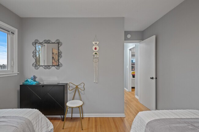 Building Photo - 248 Ruth St N