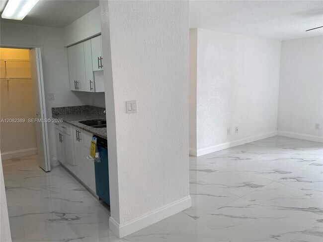 Building Photo - 733 Riverside Dr