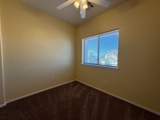 Building Photo - * $400 off move-in! Call today!!* Spacious 3 Bed Home with Office in Glendale - 2 Car Garage - Fr...