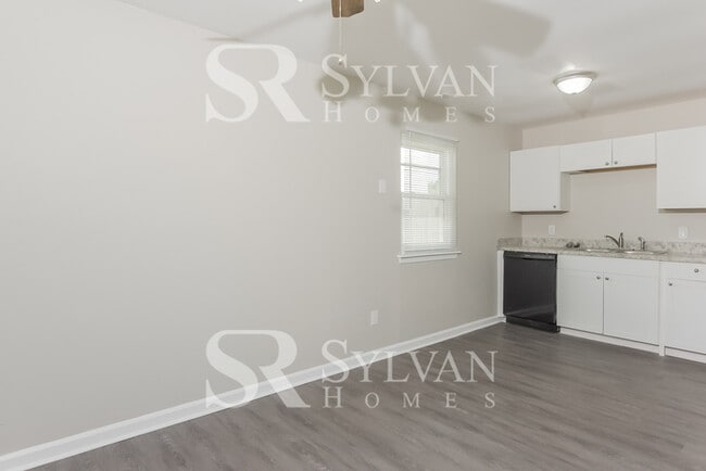 Building Photo - Enjoy living the good life in this 3 bedroom, 1 bathroom home