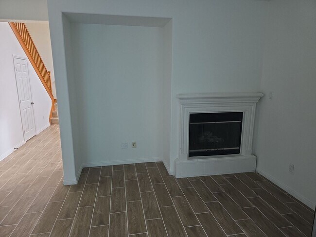 Building Photo - Love living near the Beach into this spacious 5 bedroom home