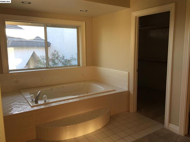 Building Photo - 5650 Edgeview Dr