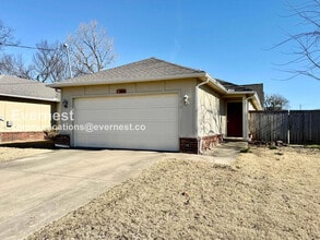 Building Photo - 621 S Cedar Ave