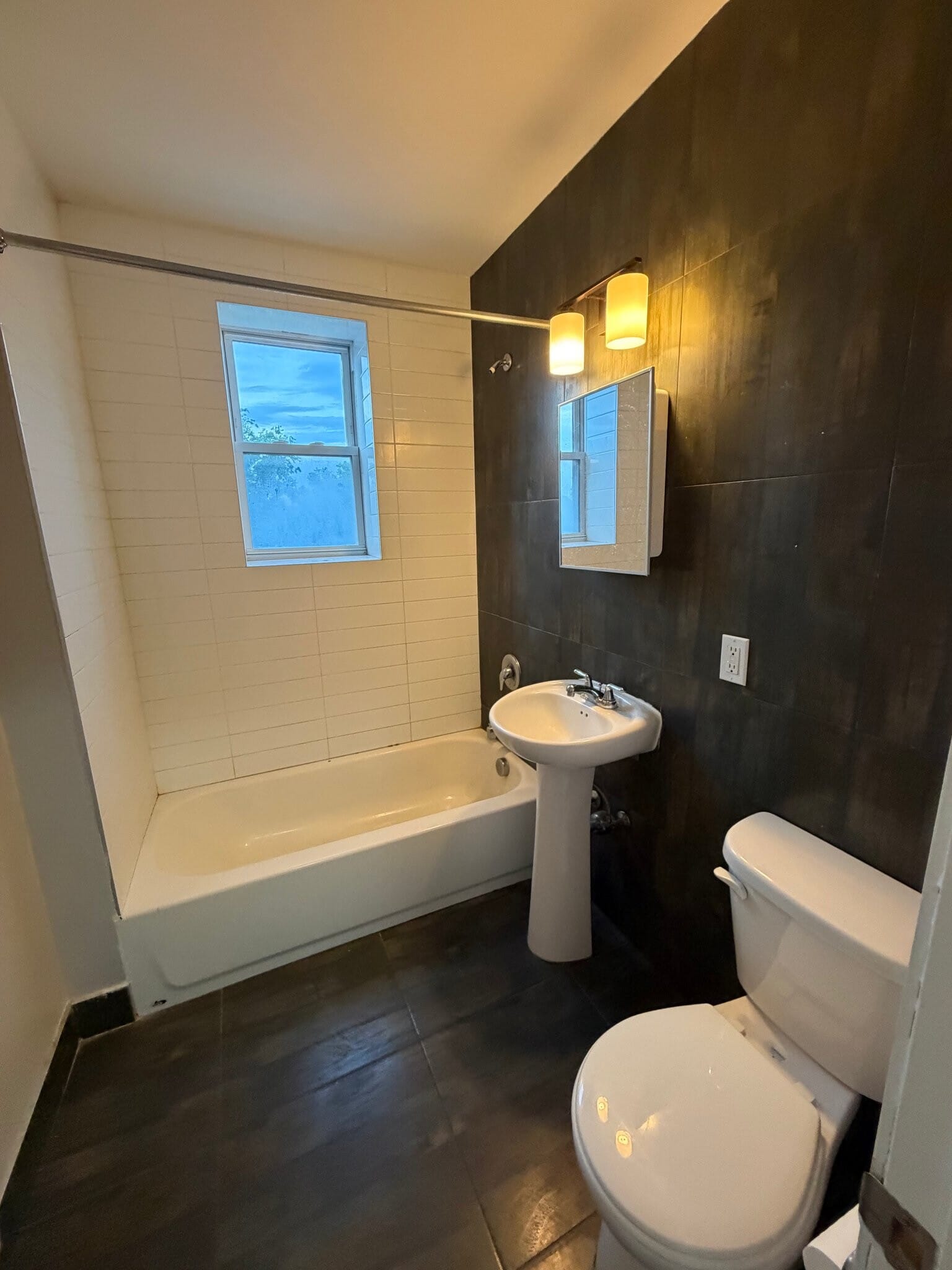 Building Photo - 106 N Grove St