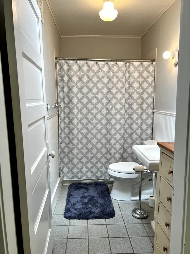 Building Photo - Charming Historical Home, Desirable Downtown Location. Flexible Lease Terms, 30-day Min. All Util...