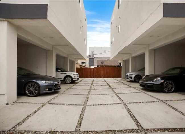 Building Photo - 4232 Rosewood Ave