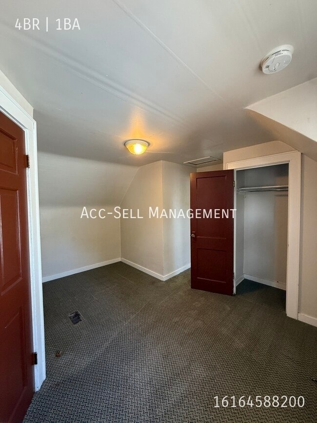 Building Photo - 901 Zeeland Ct NE