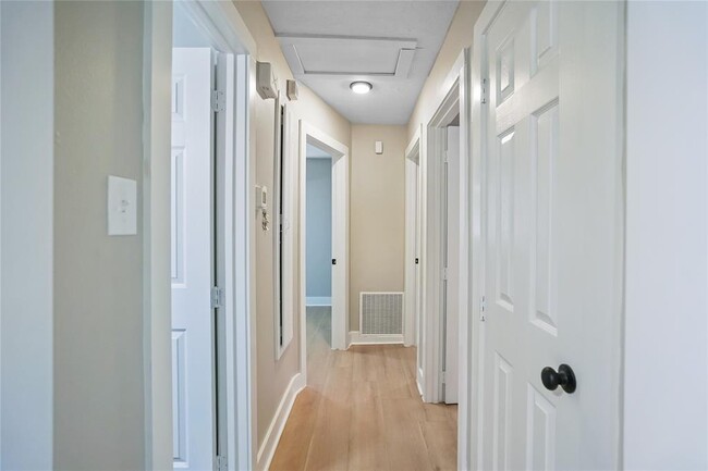 Building Photo - 4426 Oakside Dr