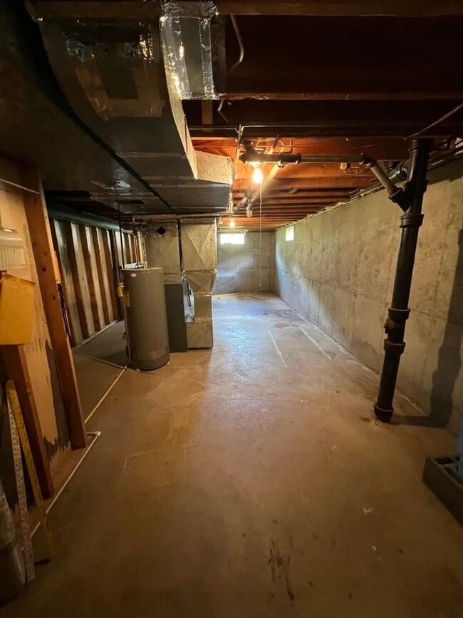 Building Photo - 1720 Huess Ave