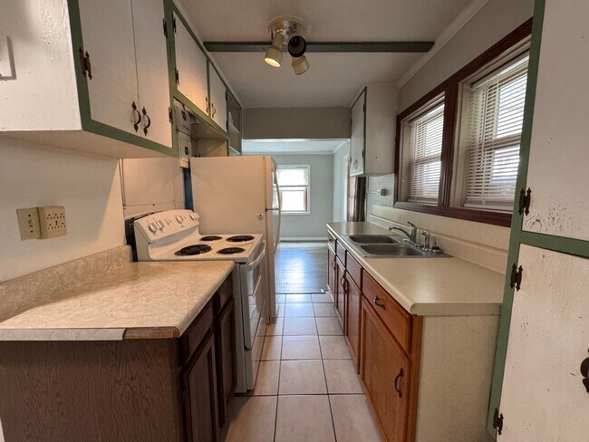 Building Photo - 304 N Rockingham Ave