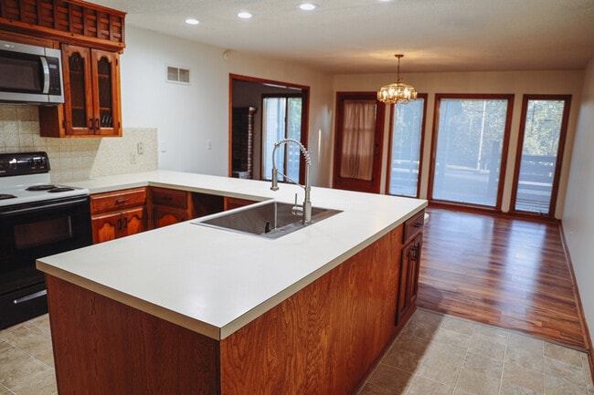 Building Photo - 101 E Hale Lake Rd