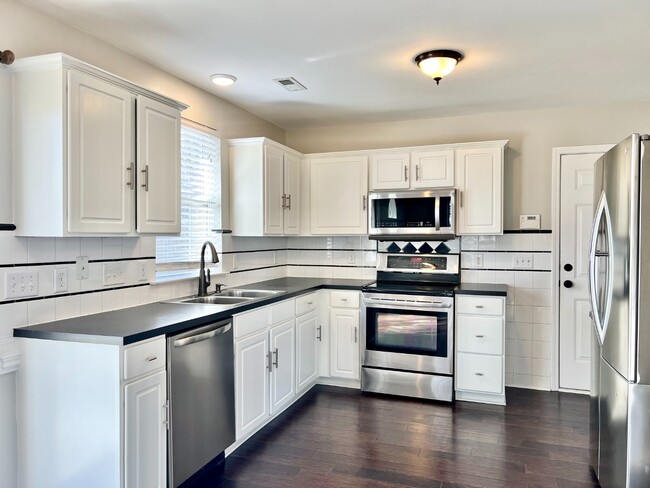 Building Photo - UPDATED, 4 Bedrooms!