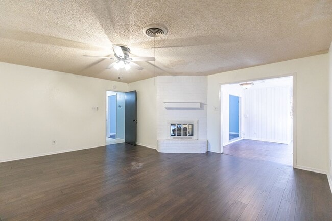 Building Photo - 2/2/2; newly painted walls, new flooring!